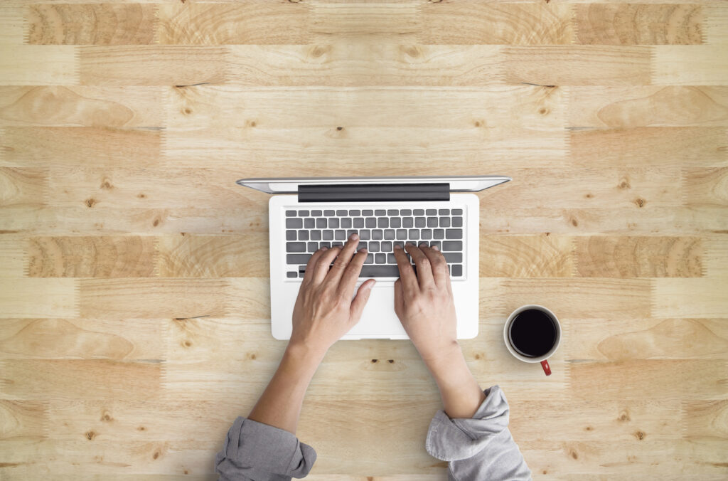 Ilustrasi menerbitkan buku sendiri.